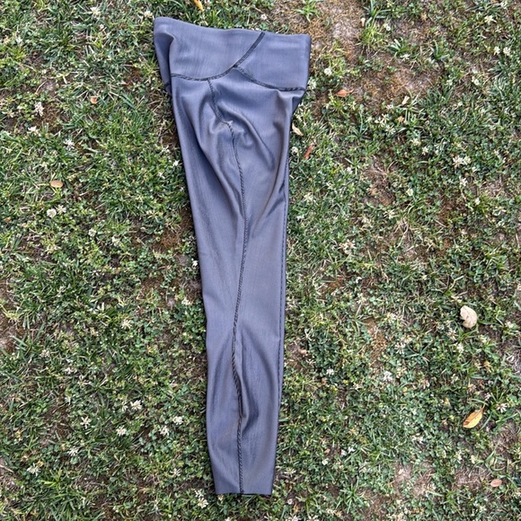 Lululemon "Base Pace High Rise Tight" leggings - size 4 - Picture 5 of 7